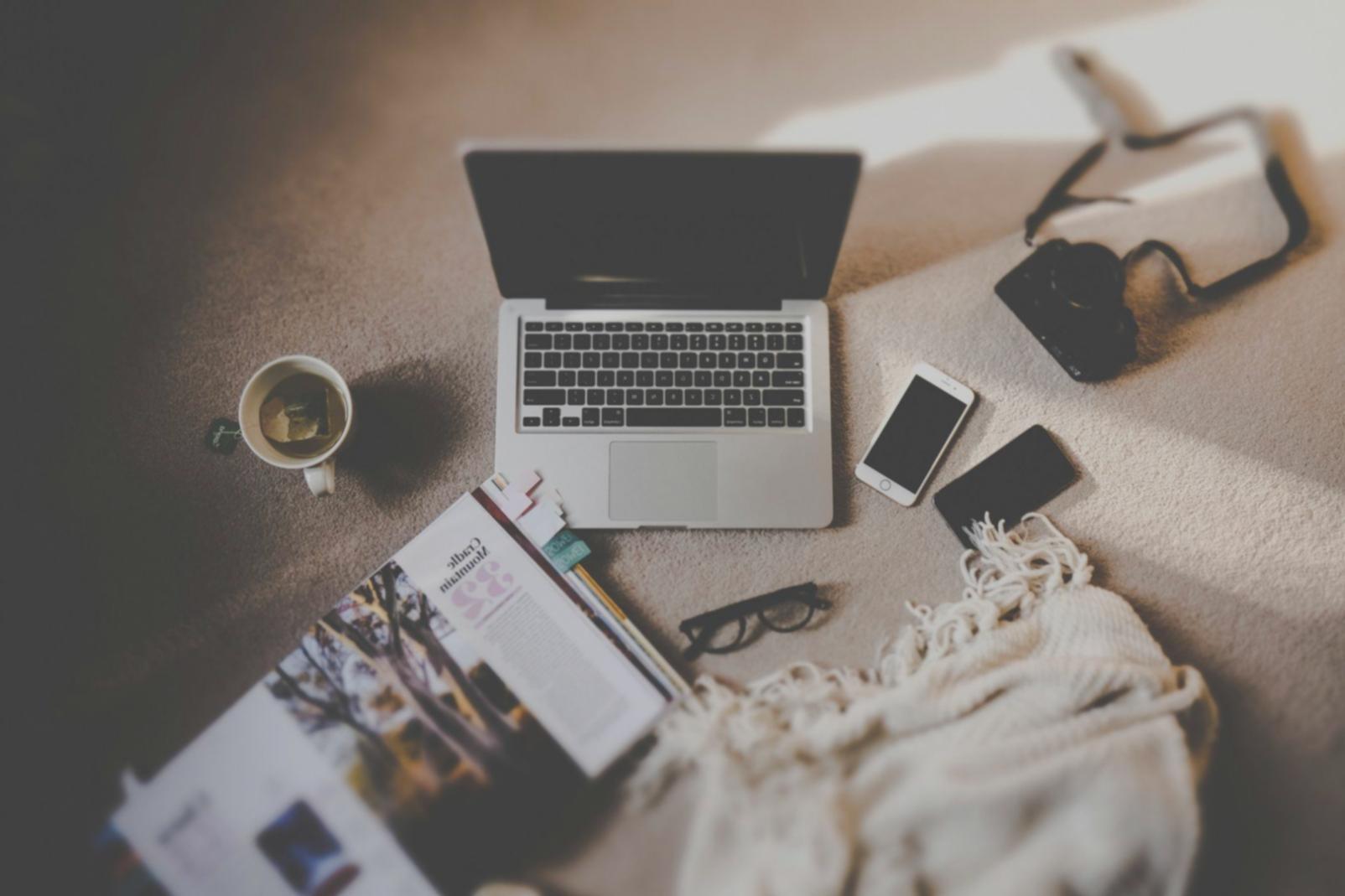 Sesi pembelajaran trading opsi dengan analisis chart dan strategi pasar