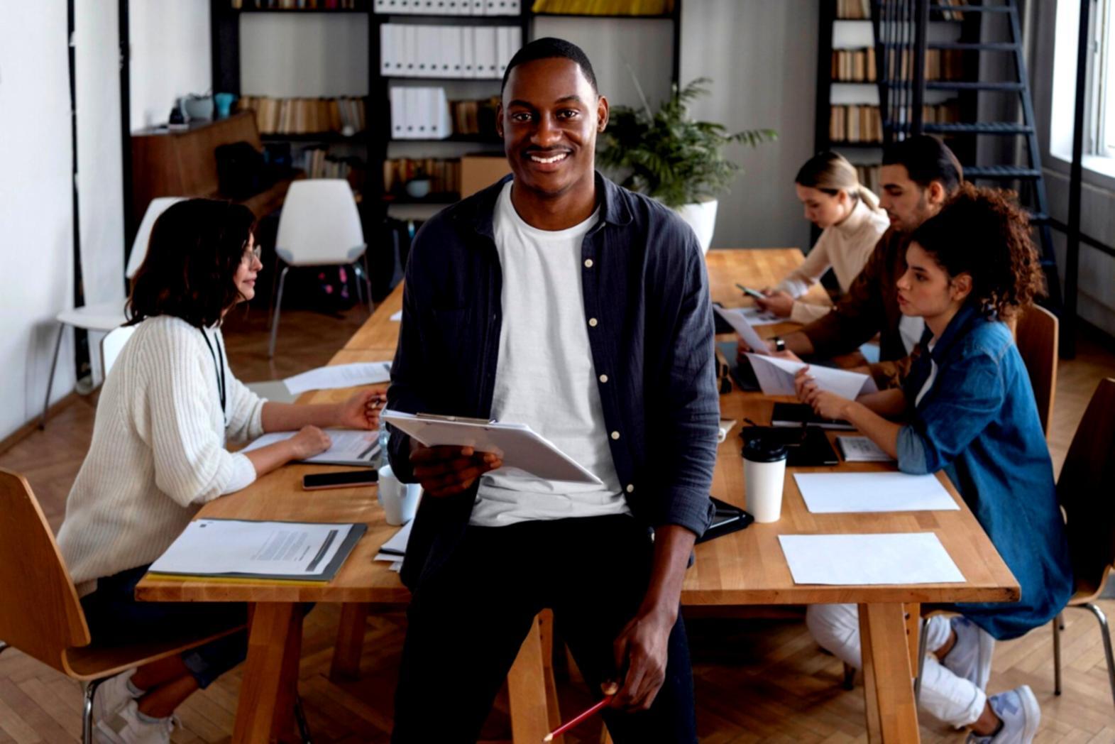 Suasana kelas pembelajaran trading opsi dengan siswa yang antusias