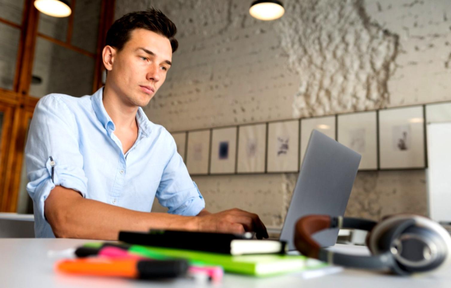 Suasana pembelajaran trading opsi dengan analisis grafik dan strategi investasi