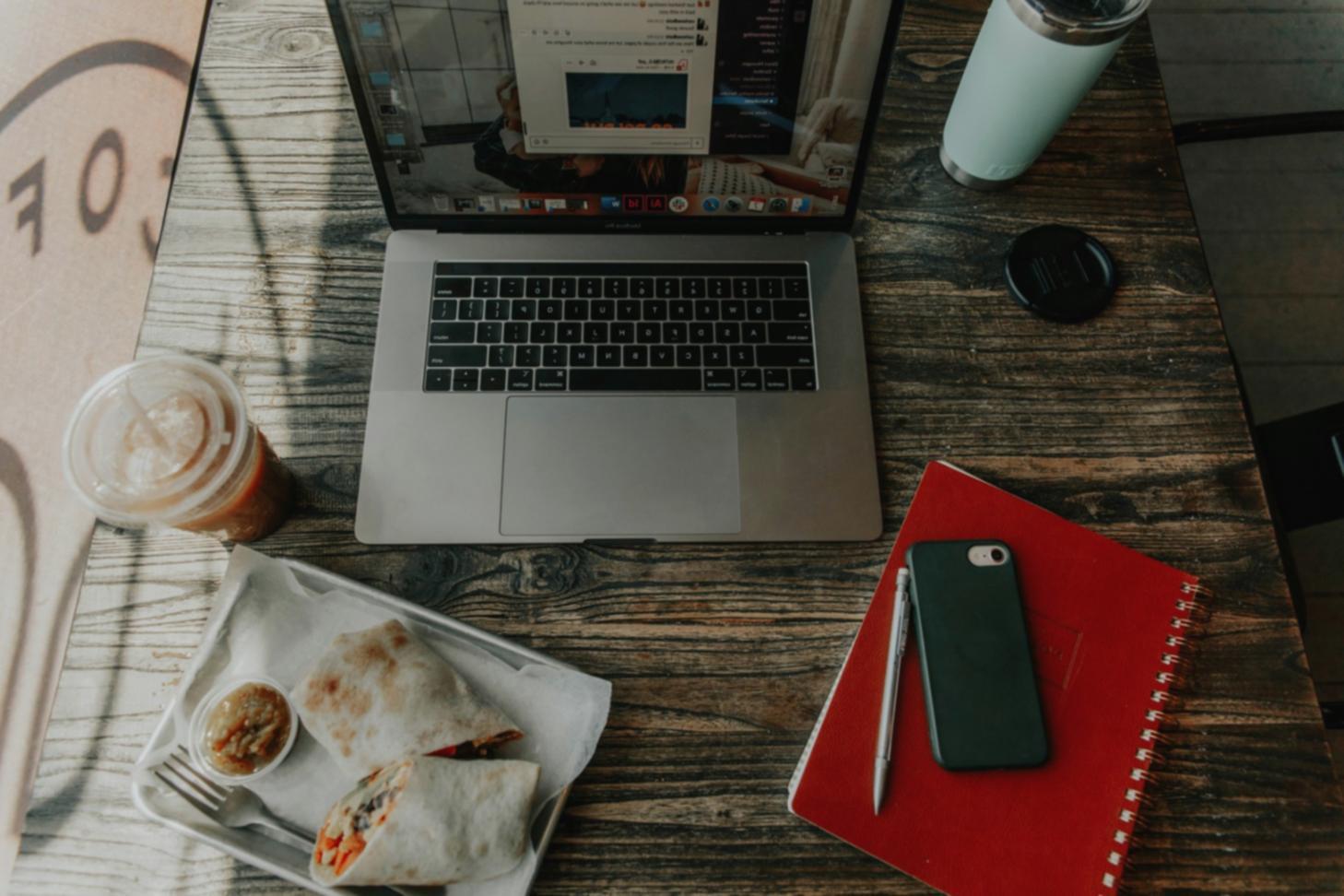 Diskusi kelompok trader yang sedang menganalisis strategi dan berbagi pengalaman